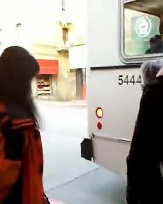 Bootycruise: chinatown buszmegálló 11: kínai dögös középkorú anyák up-segg party