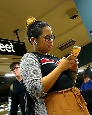 Lindas rellenitas filipina muchacha con gafas esperando tren