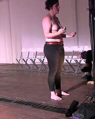 Meg Foley spør publikum om å avsløre sine fete tits