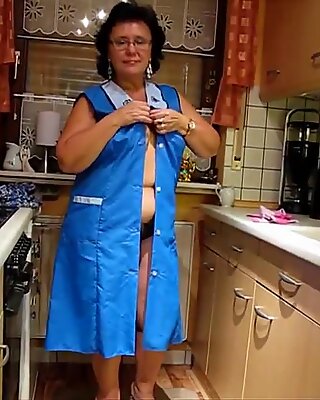 En eldre tysk kvinne prøver striptis