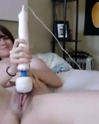 Grasă Pasarica bruneta se masturbează pe webcam