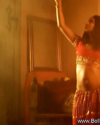 Красиви индийки танцуват, за да вълнуват