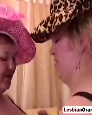 Две лезбийки баба, помагащи на мастурбиращи своите дебели възбуден вагина